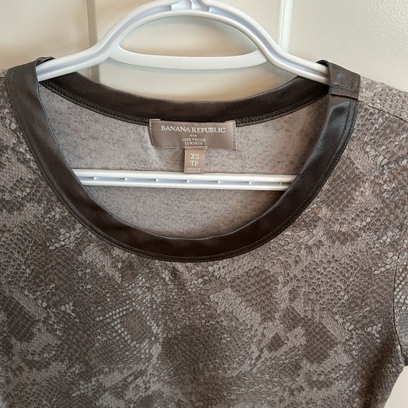 Banana republic Luxe touch snakeskin print top, size XS - Picture 2 of 4